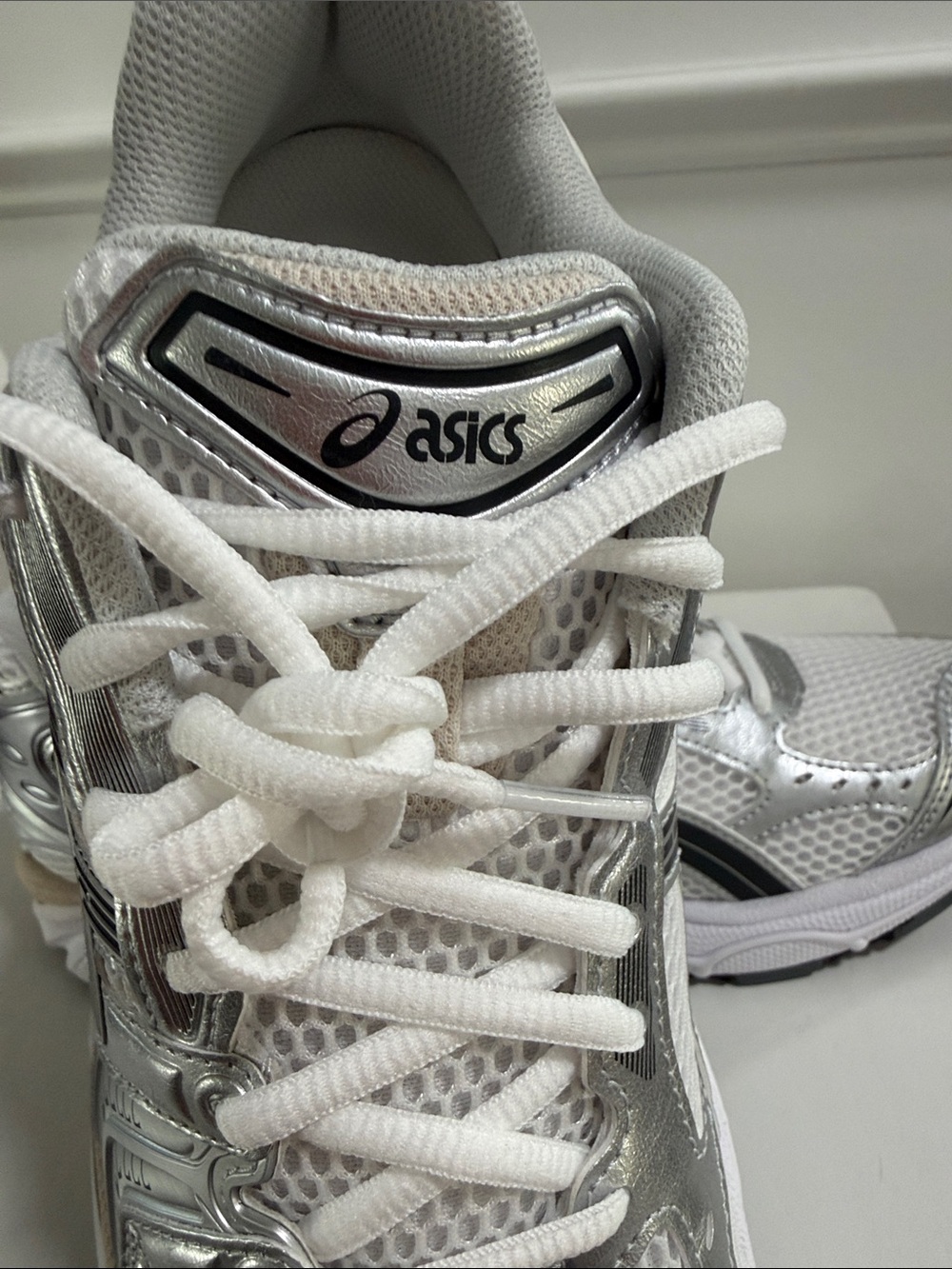 ASICS Silver, White & Beige Men size 8.5 Athletic Running Shoes - Picture 5 of 9